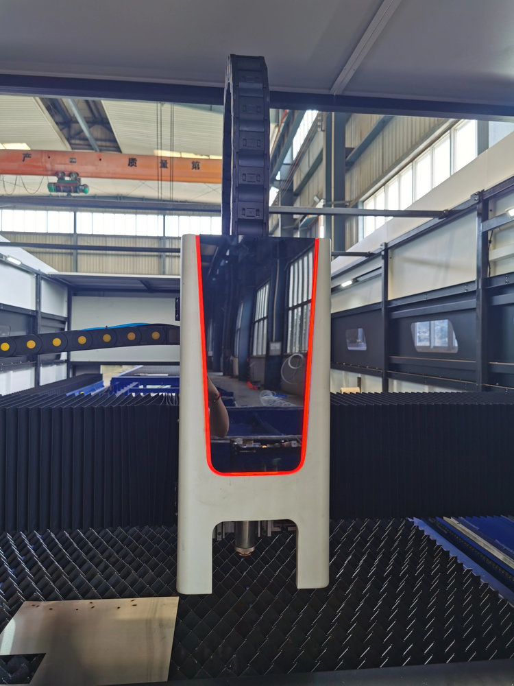 Fully Enclosed CNC Fiber Laser - Industrial Fiber Laser Cutting Machine review and price